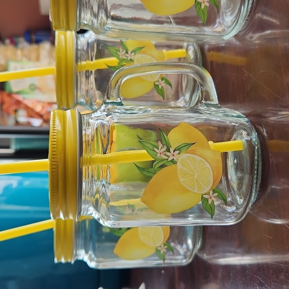 4 lemon glasses with lids and straws